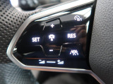 ◆クルーズコントロールにレーダーセンサーを組み合わせ、先行車を測定し設定されたスピードを上限に自動で加減速を行います。一定の車間距離を維持することで、長距離走行でのドライバーの疲労を低減させます。