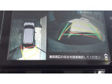 車を上から見下ろした視点で駐車をサポートするパノラマビューを搭載。運転席から確認しにくい車両周囲の状況を確認できます。