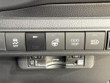 【ステアリングヒーター】冬場に冷たくなりやすい革巻きステアリングを、スイッチ一つで素早く適温に!エアコンよりも早く温まってくれるので、寒い日の運転も快適になりますね♪