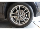 【BMWアロイホイール】軽量かつ強度に拘ったアロイホイール。走行性能ポテンシャルを引き出す設計。タイヤのサイドウォールが強化されたランフラットタイヤは、パンク時にタイヤがつぶれてもリムから外れません。