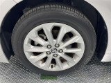 純正アルミホイール付き。タイヤ装着サイズは「205/55R16」です。