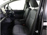 シックな色使いの運転席周りですね。すっきりとしたデザインで上品な色使いです。居心地の良い運転席長く座ってられるリラックスできるデザインがいいですね。