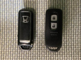 スマートキーを装備しています。鍵を差し込むことなくドアロックの開け閉めと、スタートボタン操作でのエンジンスタートができます。スペアキーも同じものを用意しております。