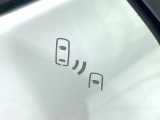 【ブラインドスポットモニター】走行中、ドアミラーの死角になりやすい箇所に後続車が接近するとサイドミラーのレンズに警告を表示!ドライバーに注意喚起をしてくれます。