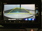 リバースギアに入れるだけで後方の表示へ切り替わります。夜間や雨の日の駐車も楽になりますよ。