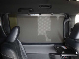 セカンドシートの窓ガラスには日よけのシェードを装備しています。強い日差しのカットに、プライバシー対策としても重宝します。
