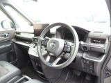 ★運転席まわり★大きなフロントガラスで見晴らしよく運転しやす設計と、広くてゆとりのある運転席。楽な姿勢で座ることが出来るので長時間の運転でも疲れにくいですし体もぶれにくく工夫されています。