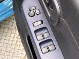 【電動格納ミラー】サイドミラーは電動格納式となっており、狭い駐車場でもキズがつくリスクを抑えられます。