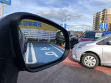 隣車線を走る車両をレーダーで検知し、ドアミラーでは確認しにくい後側方エリアに存在する車両に加え、急接近してくる車両も検知します。車両を検知するとドアミラーに搭載されたLEDインジケーターが点灯します。