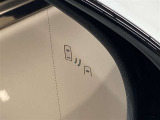 ブラインドスポットモニター(BSM)を装備しています。隣を走る車両が死角に入るとミラー内LEDインジケーターが点灯。さらに、ウィンカーを出すとインジケーターが光って点滅して注意を促してくれます。
