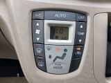 【オートエアコン】一度お好みの温度に設定すれば、車内の温度を検知し風量や温度を自動で調整。暑い&hellip;寒い&hellip;と何度もスイッチ操作をする必要はありません。快適な車内空間には必須の機能ですね♪