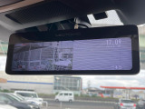 【スマートリヤビューミラー】後席の大きな荷物や同乗者で後方が確認しづらい時でも安心!カメラが撮影した車両後方の映像をルームミラー内に表示。クリアな視界で状況の確認が可能です!