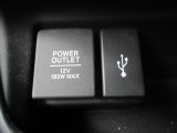 アクセサリーソケットにUSBポートも装備してます。ナビのAV出力や携帯電話の充電などに便利です。