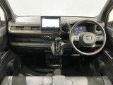 使いやすいレイアウトのダッシュボード周辺です。オートエアコンや小物入れなど嬉しい装備が満載です。