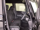 フロントシートはベンチシートです。ベンチシ―トは運転席と助手席の移動もスムーズ。狭い駐車場での乗り降りに便利です。