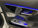 メルセデスのシートは少し硬めになっております。長時間の運転の際、適度な反発があることでお尻や腰の負担を減らす効果が御座います。