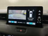 リバースギアに入れるだけで後方の表示へ切り替わります。夜間や雨の日の駐車も楽になりますよ。