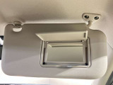 【運転席サンバイザー】鏡が付いているのでメイク直しなどにも便利★