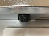 車輌の前後左右に搭載した4つのカメラから取り込んだ画像を合成し、くるまを真上からみているような映像を表示。運転席から確認しにくい車輌周囲の状況を把握できまよ ♪