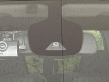 【インテリジェントエマージェンシーブレーキ】フロントカメラで前方の車両や歩行者を検知。衝突しそうな時は衝突被害軽減ブレーキが作動、衝突回避をサポート。より安全にドライブをお楽しみいただけます。