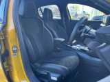 長時間の運転にも疲れにくいしっかりとしたシートになります。