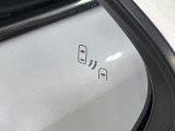 【ブラインドスポットモニター】走行中、ドアミラーの死角になりやすい箇所に後続車が接近するとサイドミラーのレンズに警告を表示!ドライバーに注意喚起をしてくれます。
