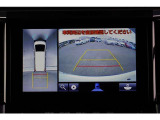 【パノラミックビューモニター】 後退時に車両の後ろ側を表示するだけでなく上から見たような映像で車庫入れなどバックする際に安心です。