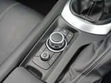 マツダコネクトを操作するコマンダーコントロールです。運転中に自然と手の触れる位置に配置されています。
