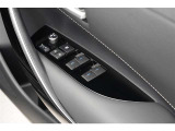 スイッチ一つで窓を開け閉めできるパワーウィンドウスイッチです。