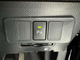 コーナーセンサーを車の前後に装備。障害物までの距離に応じて警告音を変えてお知らせ。縦列駐車時や駐車場・車庫などでの取り回しをサポートします。詳細は販売店スタッフまでおたずねください。