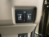 両側に電動スライドドアを採用しており、ボタン操作でスムーズに開閉が可能。狭い場所でも乗り降りしやすく、お子さま連れや荷物が多い時にも便利な装備です。