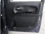 運転席ドア内側には、各種スイッチ類やドリンクホルダー、小物収納を備え、使い勝手の良いデザインとなっています!