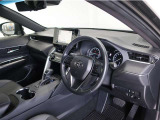 落ち着いた色合いで統一された室内。居心地の良い運転席がロングドライブをサポート。