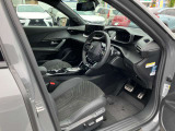 運転席は使用感少なく綺麗です。ラバーマットが敷いてあります。