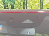 【スマートブレーキサポート】走行中に前方の車両等を認識し、衝突しそうな時は警報とブレーキで衝突回避と被害軽減をアシスト。より安全にドライブをお楽しみいただけます。