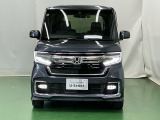 LEDヘッドライトを装備しています。LEDヘッドライトはとても明るく、雨の日や夜間走行も安全・安心です。オートライトコントロール付きで周囲の明るさに応じて自動で点灯・消灯します
