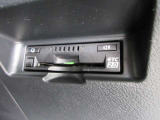 【ETC2.0車載器】は高速道路上に設置されたITSスポットと双方向通信を行い、ETC機能に加え安全運転をサポートする交通情報を提供してくれます