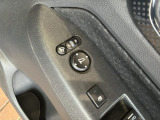 狭い駐車場で便利な電動格納ドアミラーが付いています。