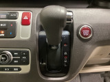 CVT車のセレクトレバーです。低速から高速まで、変速ショックのないスムーズな走りを実現するとともに、エンジン効率のよい領域を維持することで燃費にも貢献します。