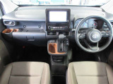 スタイリッシュかつ実用的な運転席になっています♪
