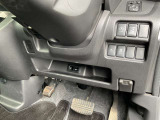 駐車ブレーキは足踏み式です