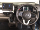 【ハンドル】運転にかかわる様々な操作を安全に行えるように視点移動が少なく操作性に配慮されたスイッチ類が凝縮されたコックピットです。