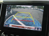 バックモニター付きでガイドラインがモニターに表示され、車庫入れや縦列駐車などの際に役立ちます!