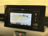 リバースギアに入れるだけで後方の表示へ切り替わります。夜間や雨の日の駐車も楽になりますよ。