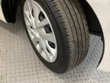 安全に走行するためには空気圧の確認をはじめ溝の深さ、ひび割れの等の点検が必要です。点検時に交換が必要と判断した場合は交換いたします。