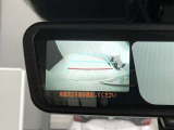 後方に設置したカメラの映像をルームミラー内に映し出す事ができます。後ろに人や荷物を載せていても後方が確認できて便利ですね♪