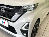 【LEDヘッドライト】悪天候や夜間走行時も良好な視界を確保し安心して運転できる高輝度LEDヘッドライトを装備!点灯速度が早く、消費電力も抑えられています。