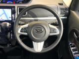 インテリアに合わせたデザインのステアリングは、運転される方のことも考え、運転しやすい形状、大きさです。是非一度、実際に触ってお確かめください。