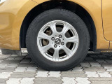 社外アルミホイール。タイヤサイズは185/70R14です。