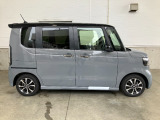 ホンダセンシング装着車となっております。衝突軽減ブレーキ、誤発進抑制機能、歩行者事故低減ステアリング、路外逸脱抑制機能、アダプティブクルーズコントロール、車線維持支援システム他、安全運転を幅広く支援。